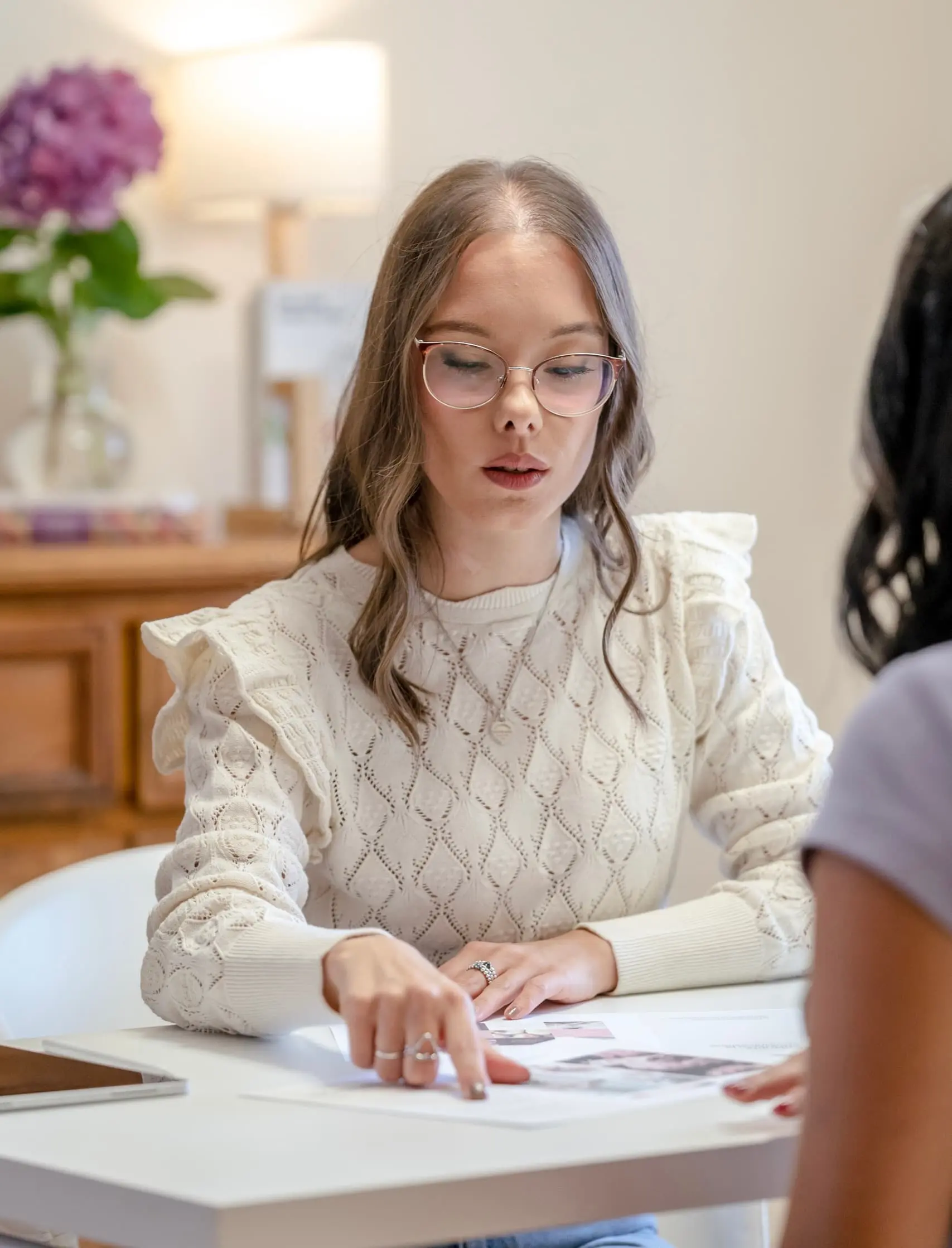 Graphic designer al lavoro su una brand identity con cliente